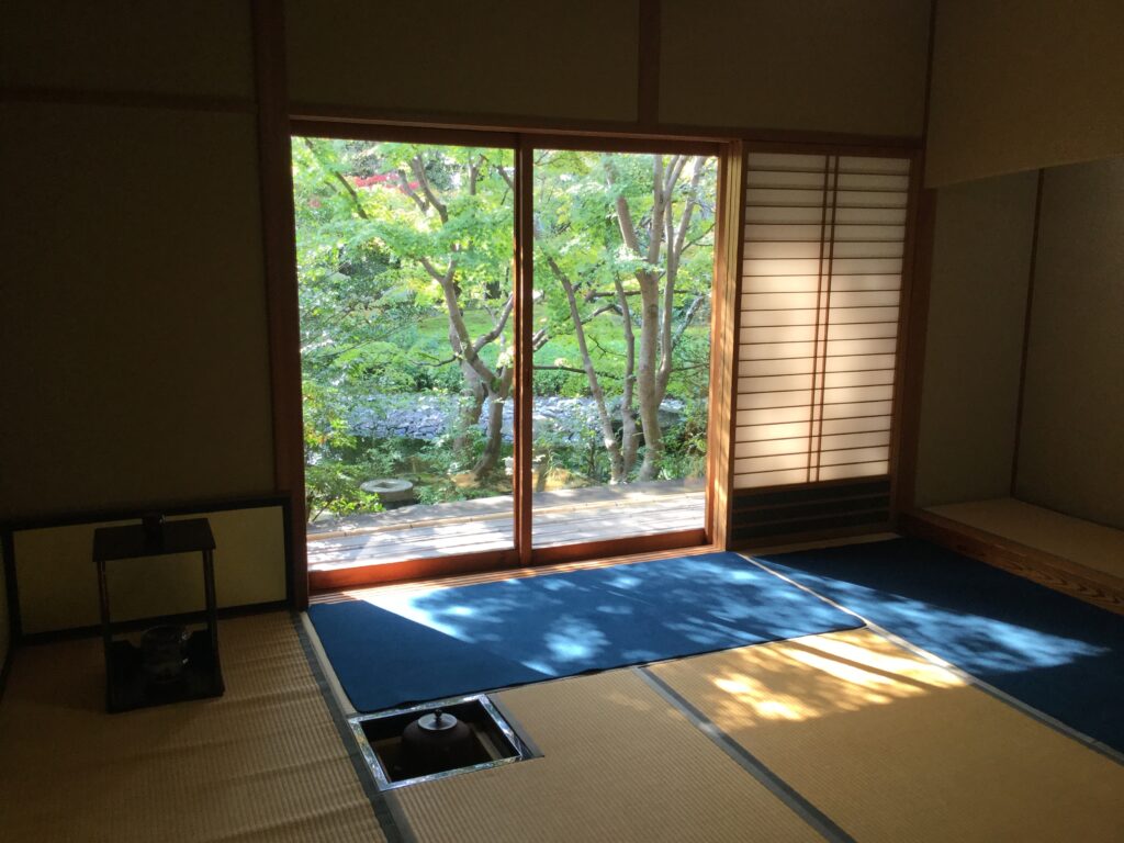 日本家屋の趣ある室内