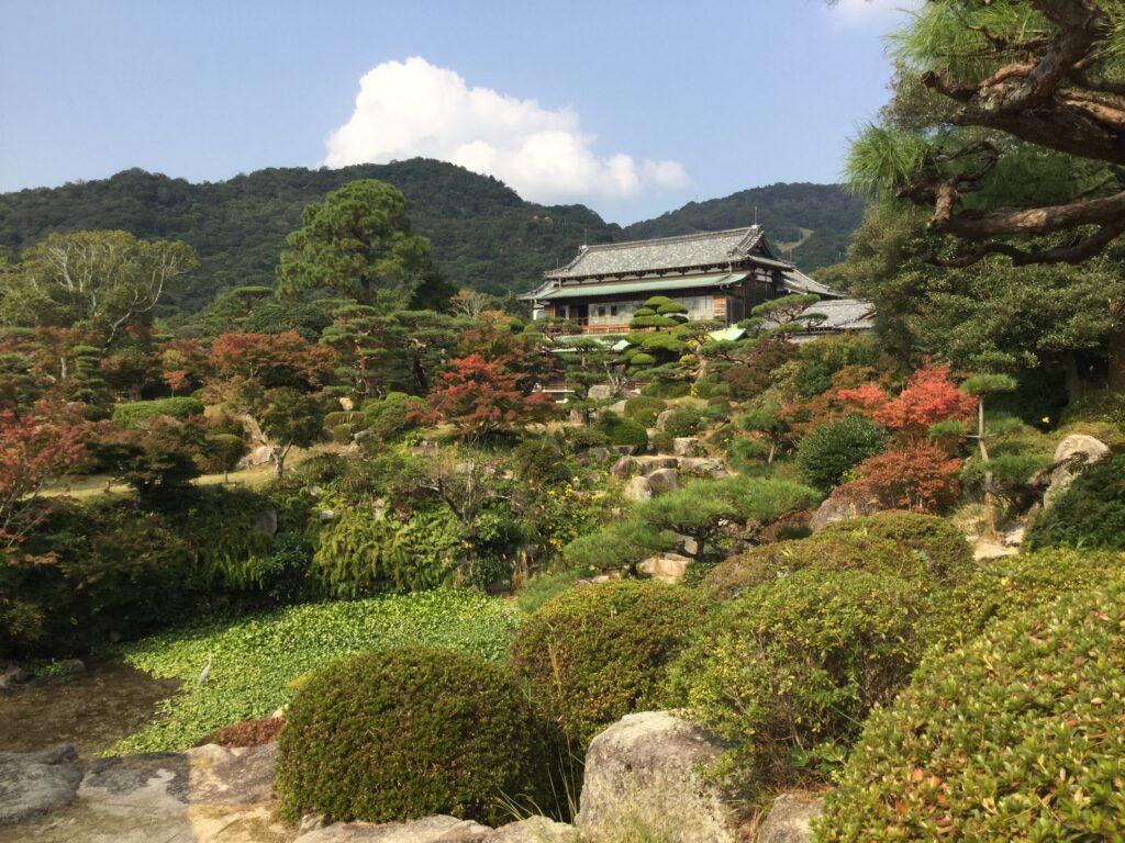 手入れが行き届いた美しい毛利氏庭園