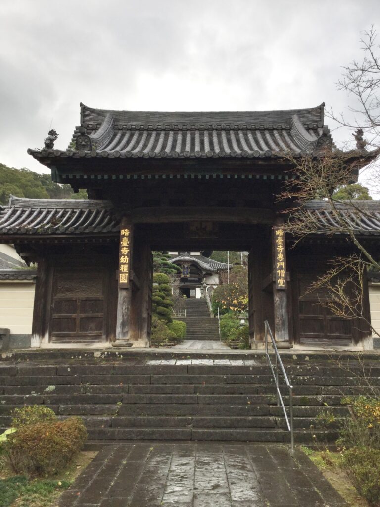 県指定有形文化財の総門（勅額門）