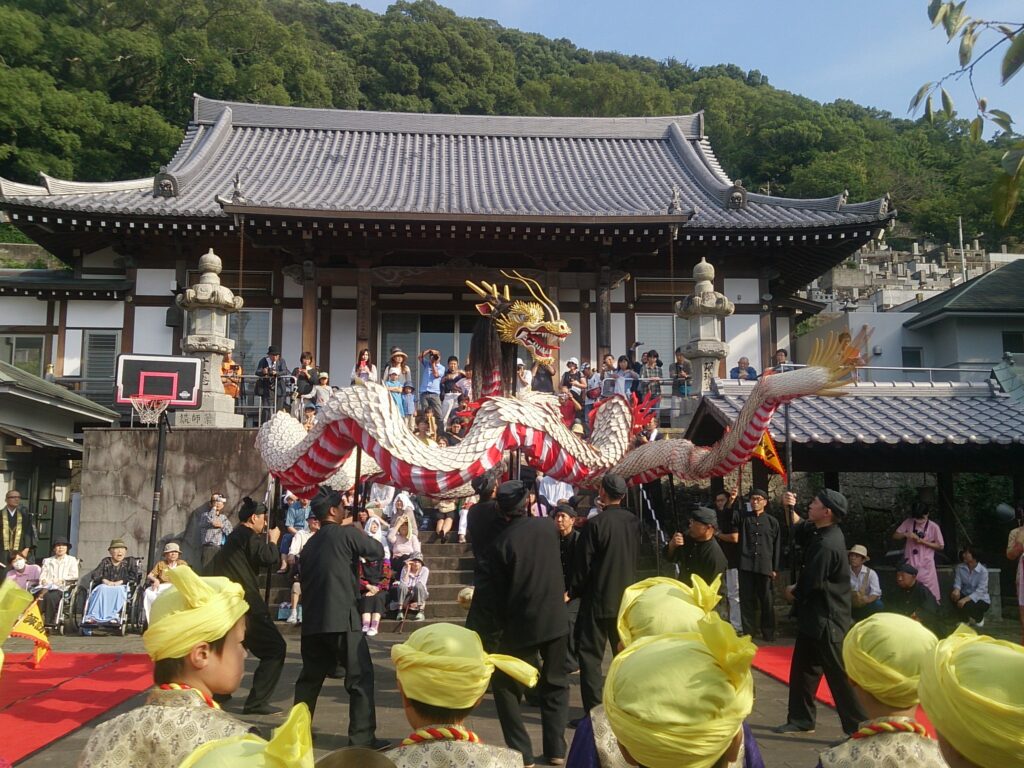 長崎くんちの龍が舞う様子