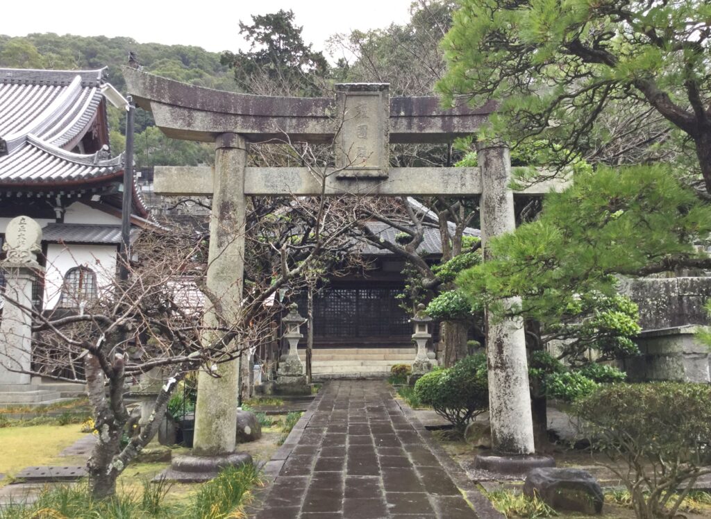 護国殿の前にある石の鳥居