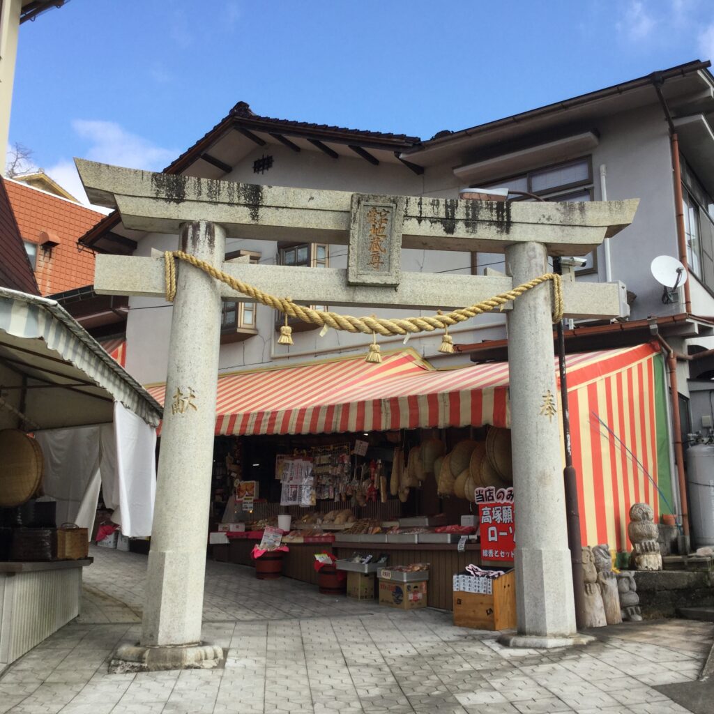 参道にある石の鳥居