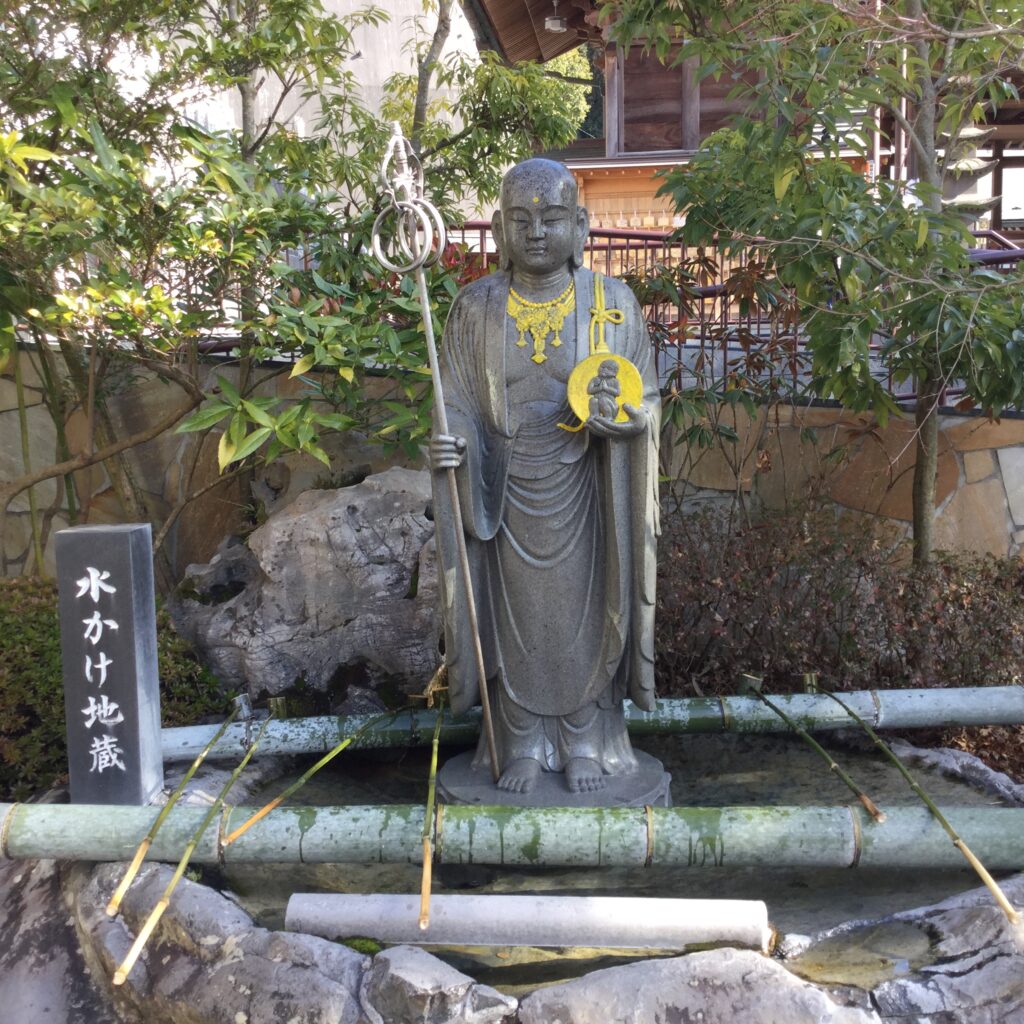 水をかけて祈願する「水かけ地蔵」