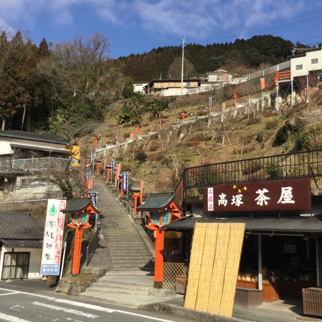 鳥居まで続く石段の参道