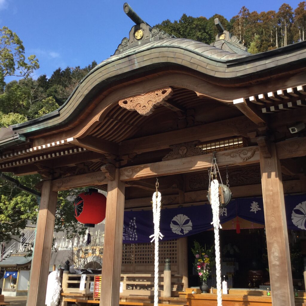 神社のようなお寺のような拝殿