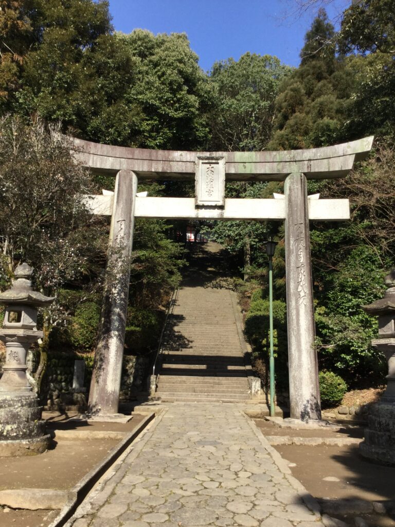 参道にある石の鳥居