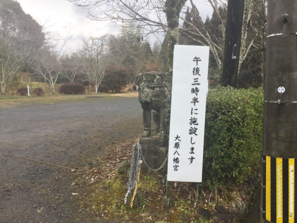 神社の駐車場におられる狛犬