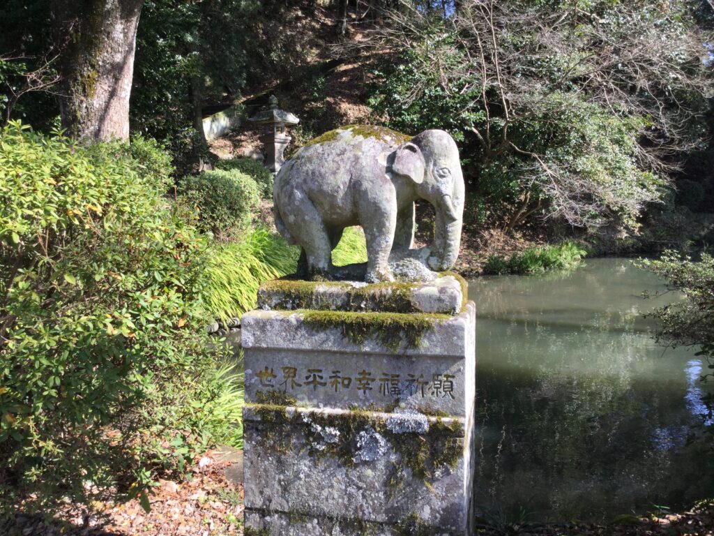 池のほとりのゾウの石像