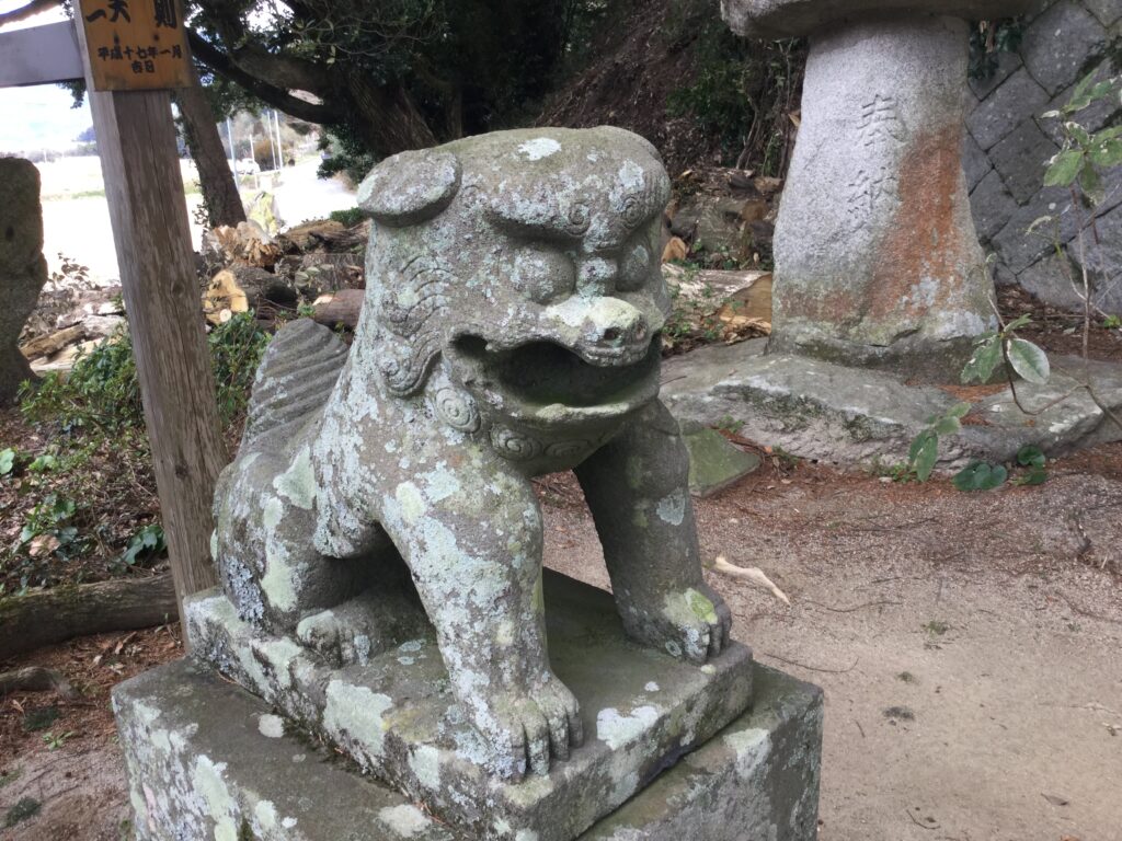 愛嬌のある表情の狛犬