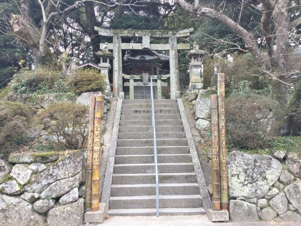 竹柱には3社の名前が書かれている