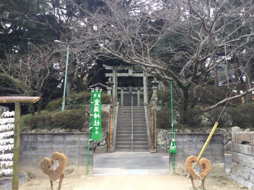 広場からアクセスする参道の石段