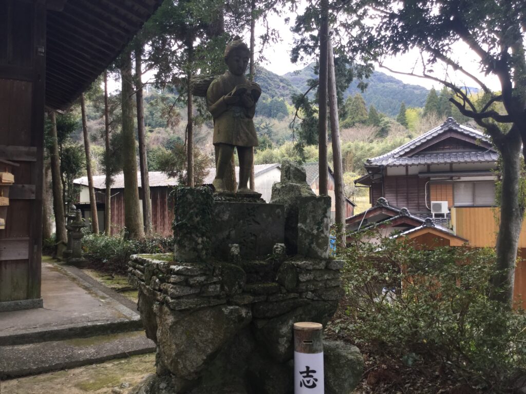 二宮金次郎（？）の像